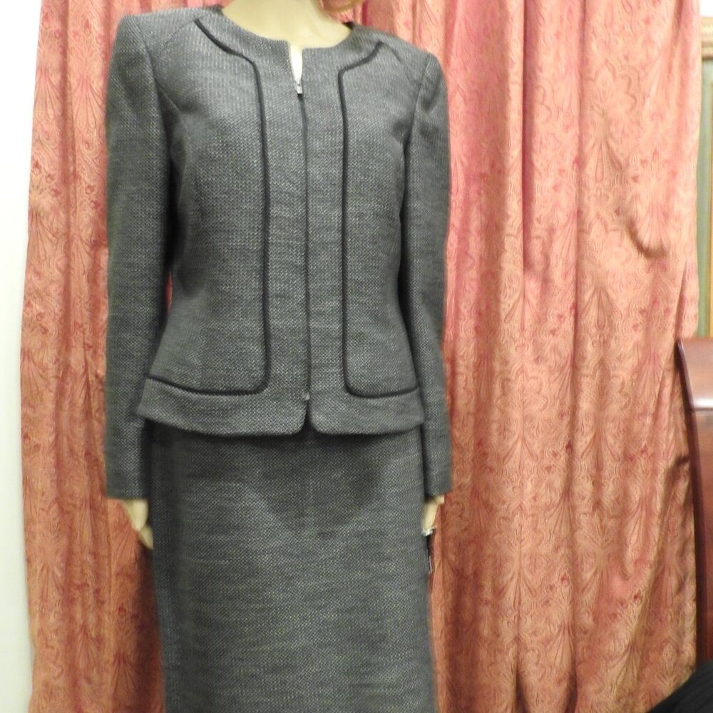 Tahari Arthur S. Levine Suit Black and White Womens Size 10 Jacket and Skirt